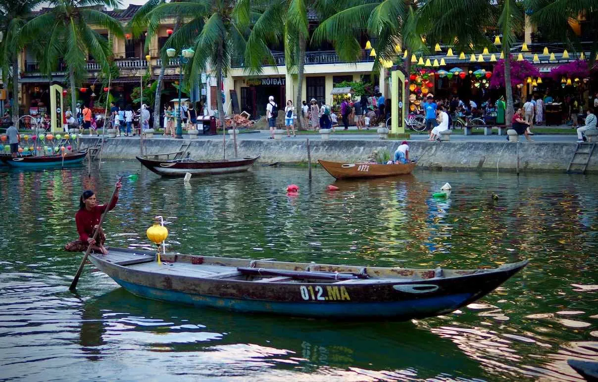 Ngồi thuyền dạo quanh dòng Thu Bồn hiền hòa, sẽ không khó để bạn bắt gặp hình ảnh các mẹ, các bà với mái chèo trên tay nhịp nhàng khua mái
