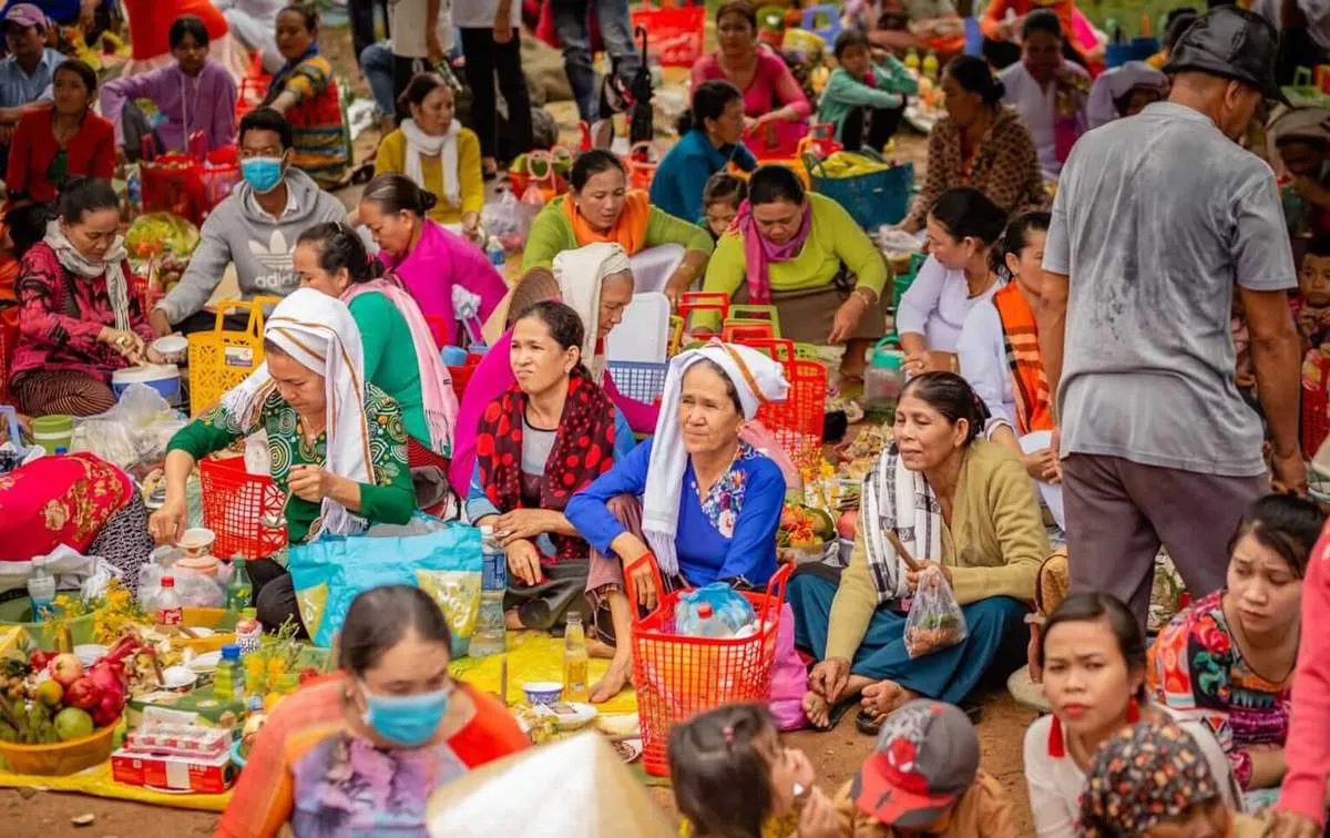 People preparing many offerings to present during the tomb sweeping ceremony of Cham Muslims in Ninh Thuan