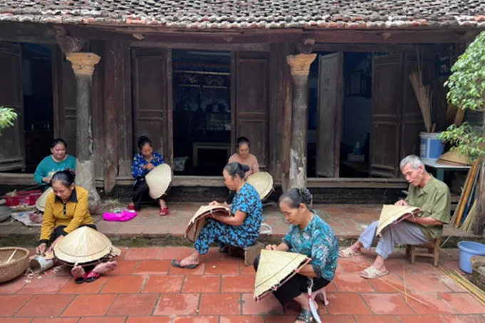 Người dân Phú Túc chăm chút từng công đoạn làm nón