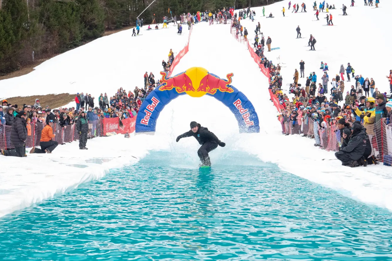 Người tham gia thử thách Pond Skim trên ao băng ở California