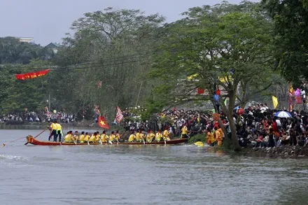 Risk of unskilled Nhuệ River boat rowing