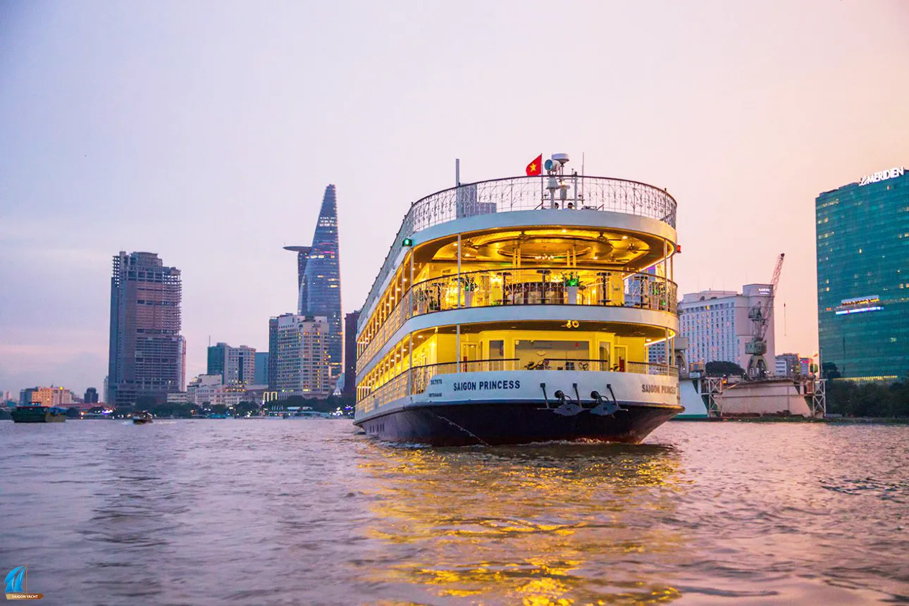 Luxurious and unique 5-star cruise restaurant