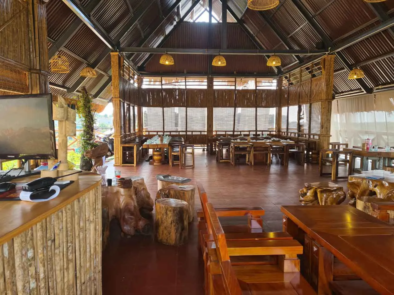 Nhà hàng K'Jang chuyên phục vụ các món ăn đặc sản Tây Nguyên, mang đậm hương vị núi rừng