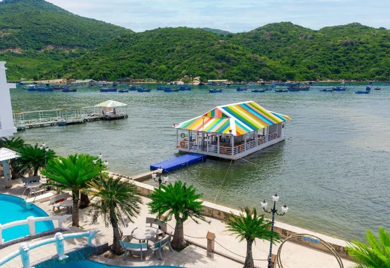 Nhà hàng nổi - Một cách trải nghiệm ẩm thực độc đáo và thú vị tại Vĩnh Hy resort
