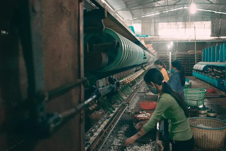 Da Lat silk weaving factory with traditional manual production process