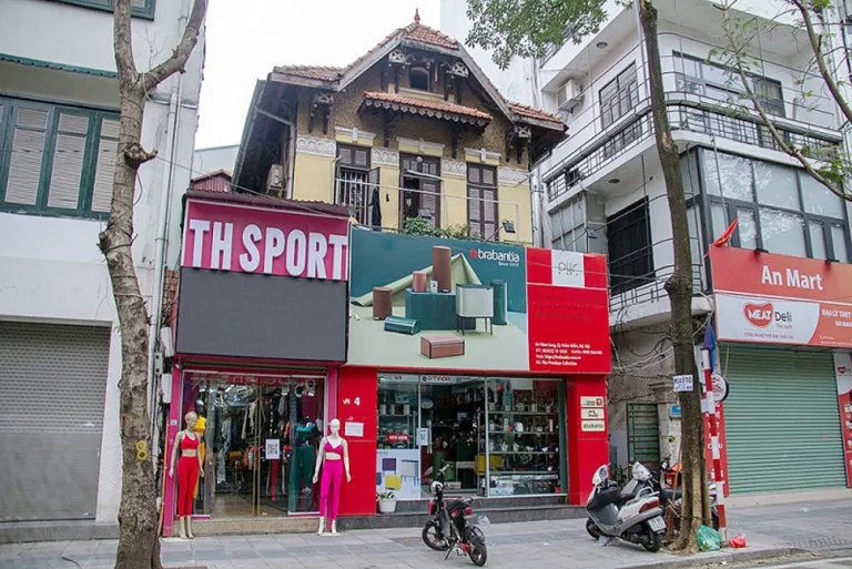 Many villas in Hanoi today have been renovated to suit the living needs of residents but have gradually receded and become isolated in the middle of the streets.