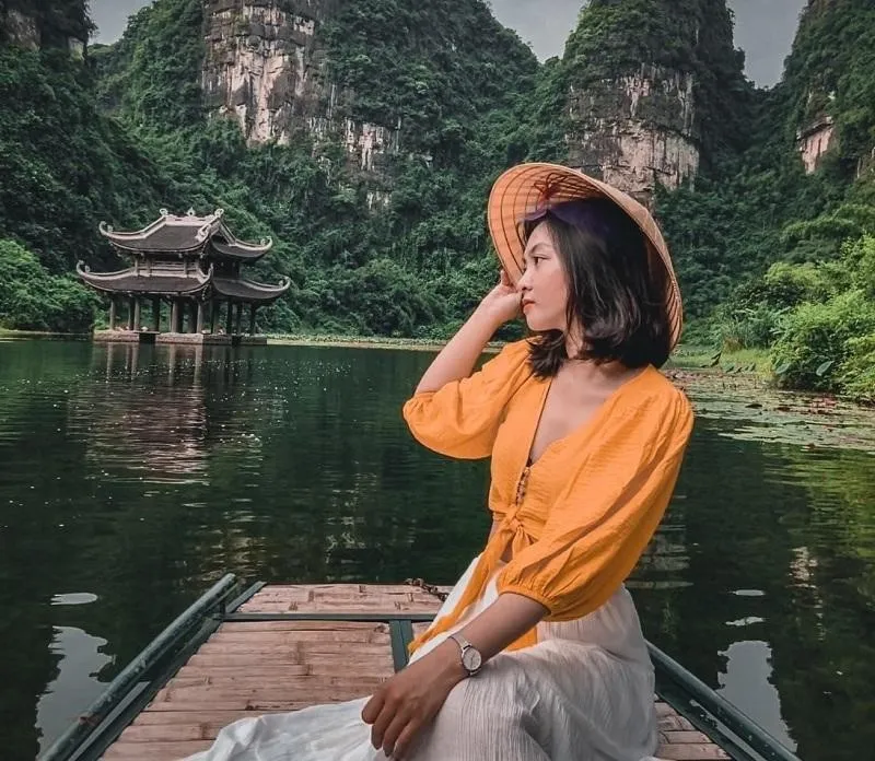 nhìn từ trên cao xuống cảnh sắc thiên nhiên vùng vĩ căng tràn sức sống và được ôm ấp bởi những ngọn núi đồ sộ