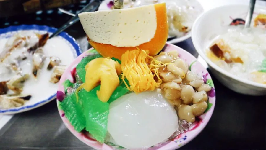 Nhìn vào chén chè thập cẩm với rất nhiều nguyên liệu bắt mắt, màu sắc khác nhau, tỏa ra một mùi thơm nức mũi