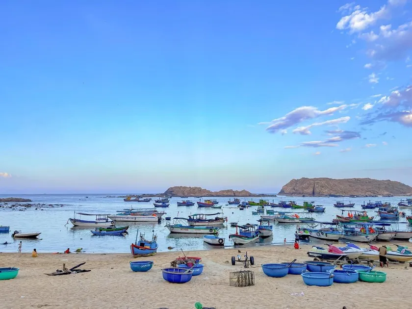 Những chiếc tàu và thuyền thúng neo đậu tại cửa biển.
