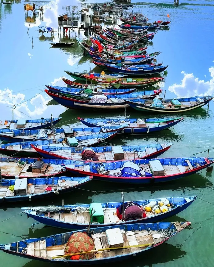 Boats anchored close together on Lang Co sea, creating a peaceful and poetic scene.
