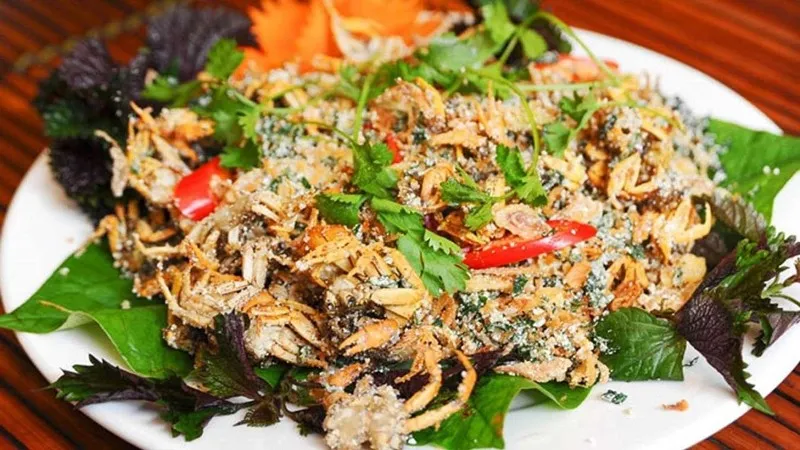 những con cua đồng nhỏ mang đi chiên cùng với lá lốt và ăn sẽ giòn rụm thơm mùi lá lốt đặc trưng