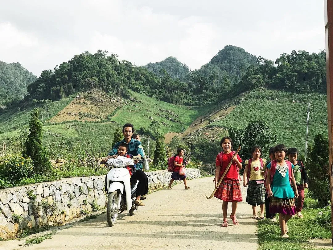 Highland children with innocent smiles, a familiar sight on the way to Pha Luong