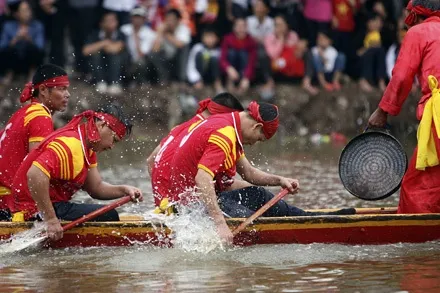 Effort to reach the finish line in the Nhuệ River boat race