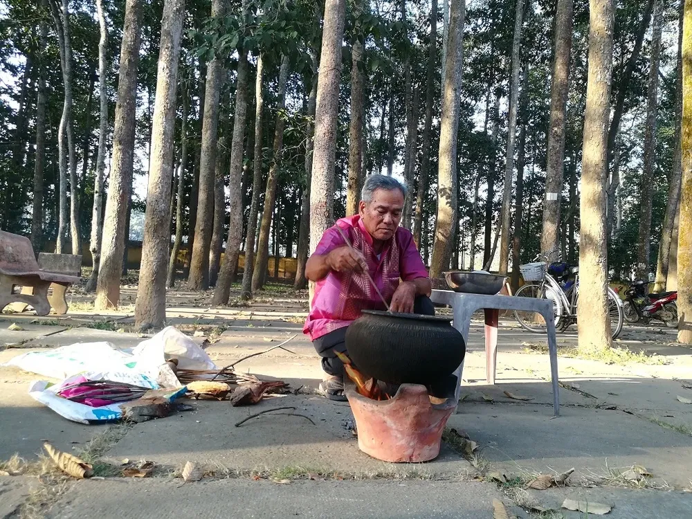 Traditional clay pot used for roasting sticky rice to make Com Dep