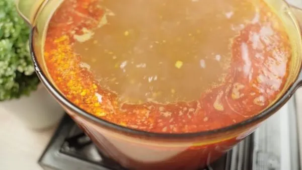 Nồi nước dùng Bún bò Huế thơm ngon, đậm đà chuẩn vị