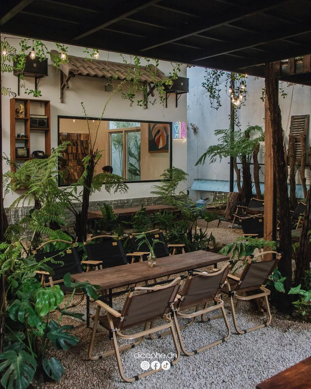 Nội thất gỗ ấm cúng tại Acacia Café by Cây Si Đà Nẵng