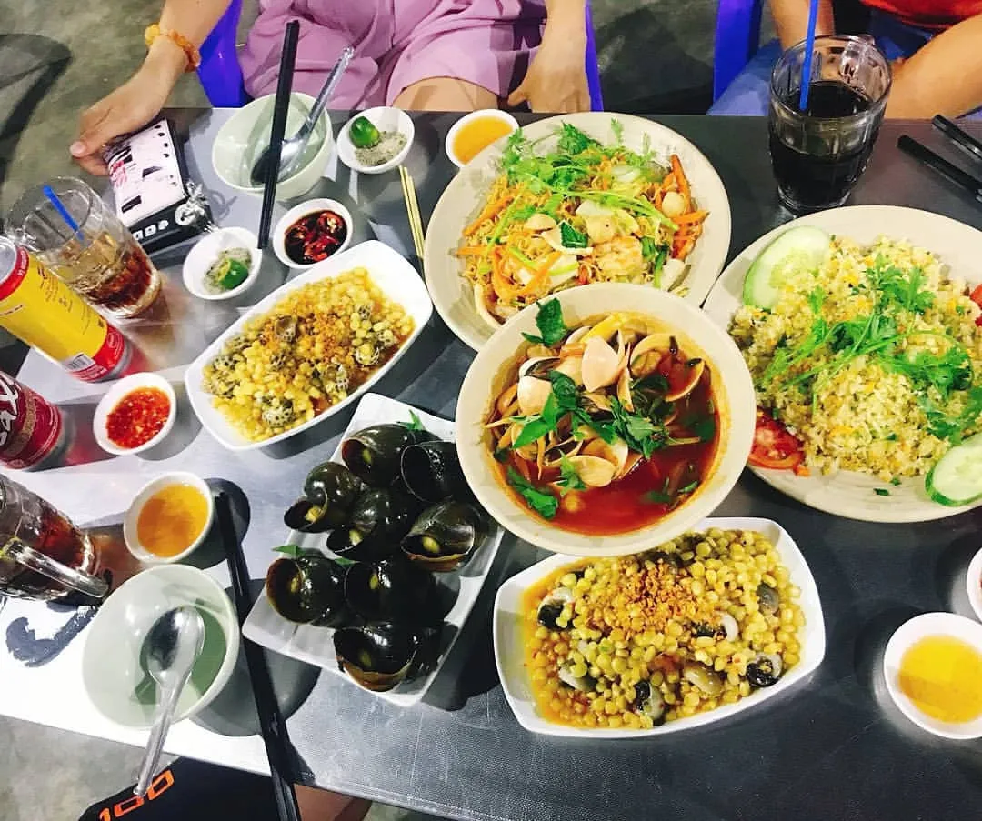 Ốc Nhớ Sài Gòn, quán ốc đêm nổi tiếng với không gian rộng rãi và menu đa dạng các món ốc, hải sản tươi ngon