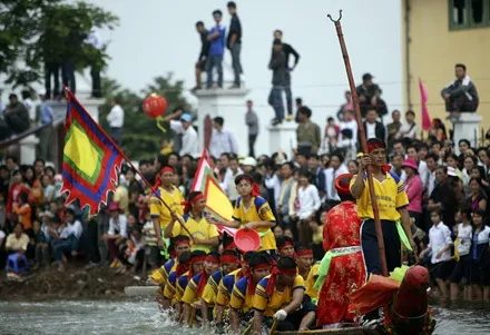 Distance keeper helps racing boat avoid collisions during the Nhuệ River boat race