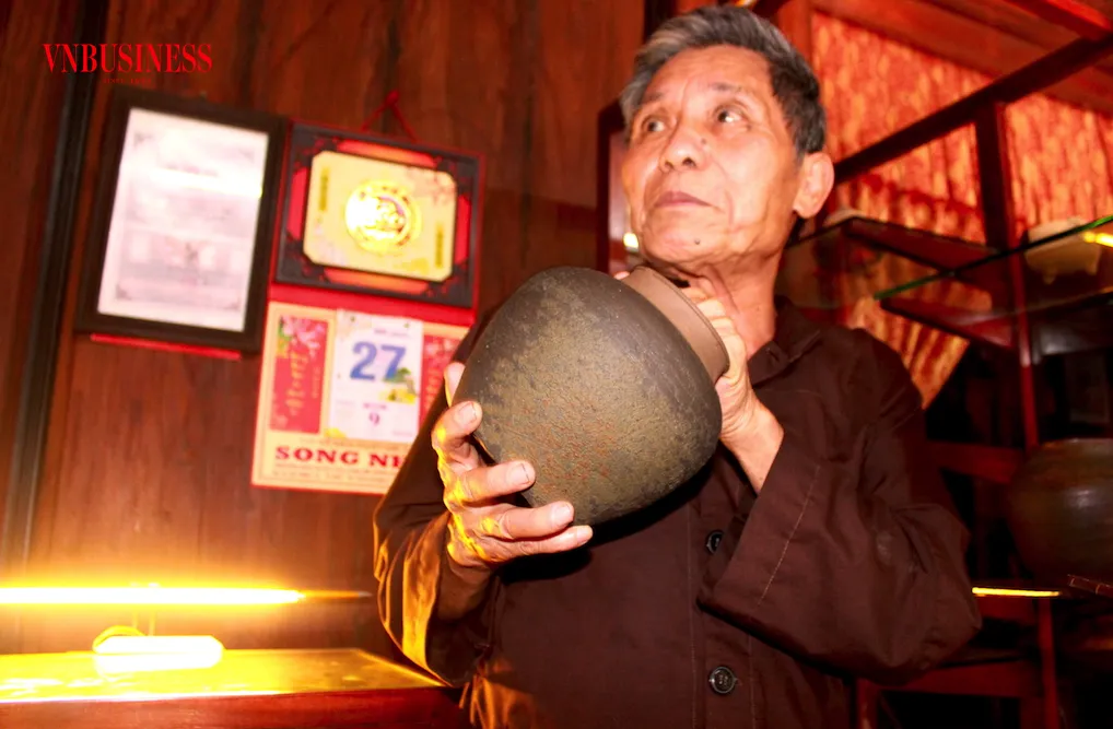 Mr. Le Trong Dien reminiscing about the pottery tradition in Phuoc Tich ancient village.
