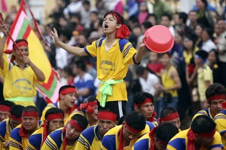 Ông tát nước trên thuyền đua tại lễ hội chèo thuyền làng Đăm