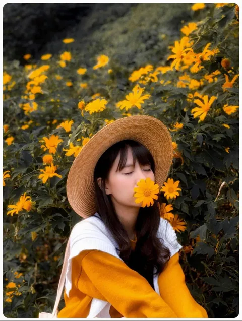 Warm sweater outfit and stylish beanie for wild sunflower photos