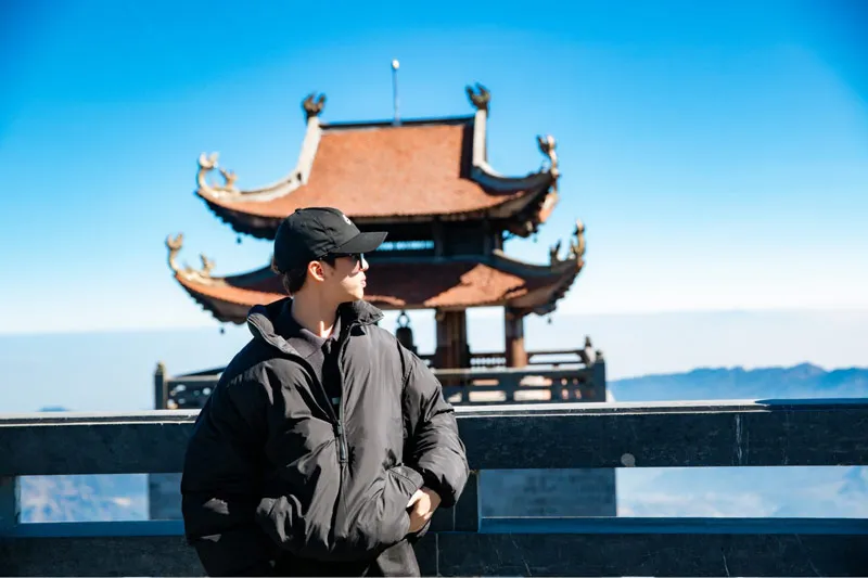 Minimalist outfit for men in Sapa winter
