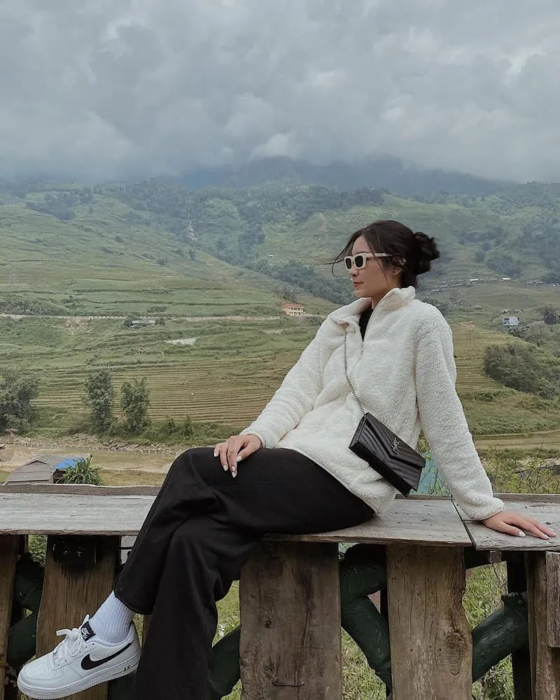 Minimalist black and white dynamic outfit for Sapa winter trip