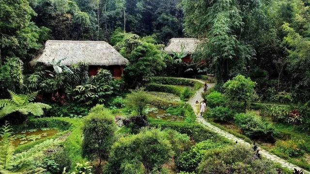 A serene scene at Panhou Retreat showcasing traditional architecture harmonized with the mountainous landscape, representing cultural and natural integration.