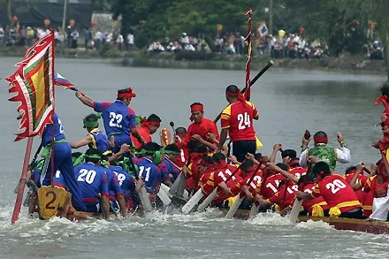 Fierce contention between boat racing teams on the Nhuệ River
