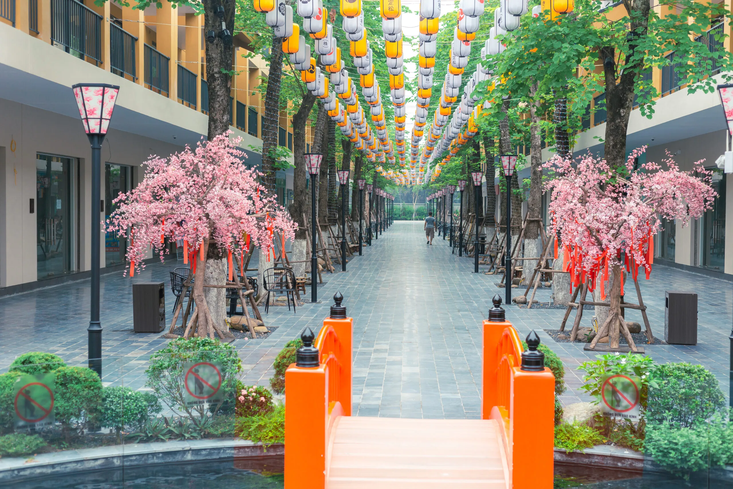 Pedestrian street with many great photo spots