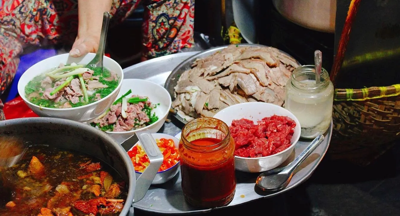 Pho Ganh Hang Chieu, a famous late-night pho street vendor in Hanoi.