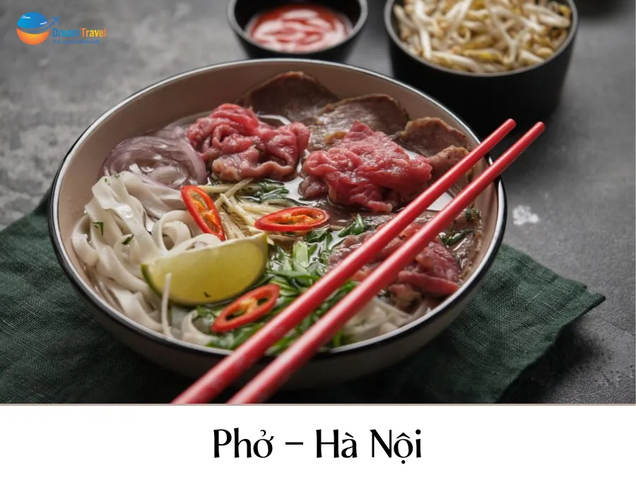 Phở Hà Nội, món ăn biểu tượng của ẩm thực Việt Nam với nước dùng đậm đà và bánh phở mềm mại