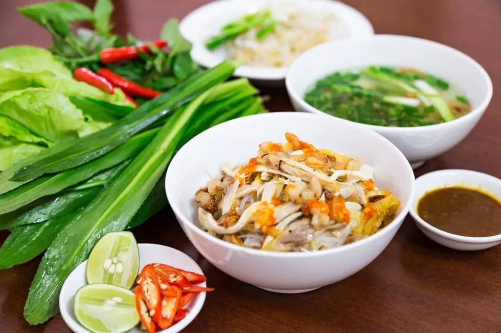 Phở khô Gia Lai, món ăn đặc trưng của An Khê với bánh phở trộn đậm đà và tô nước dùng thanh ngọt riêng biệt