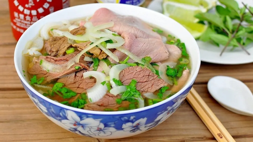 Pho Vui Hang Giay, providing an energetic breakfast with pho.