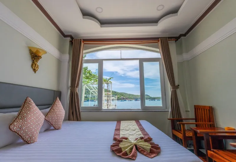 Phong cảnh xanh biếc của nước biển trước cửa sổ phòng Deluxe Ocean View
