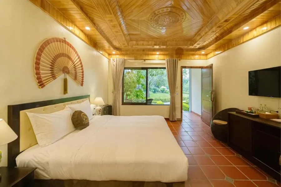 Phòng Deluxe Double Memorina Ninh Bình Farmstay có tầm nhìn hướng ra sân vườn xanh mát