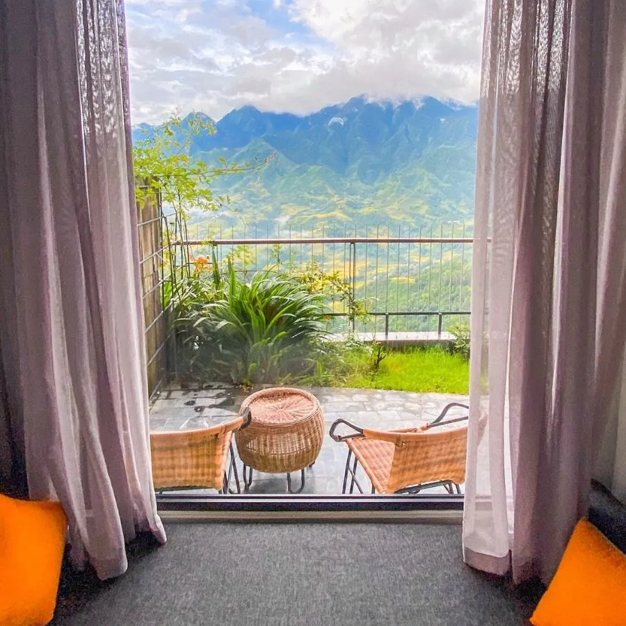 Sapa Lao's Leisure room with Muong Hoa valley view in early morning mist