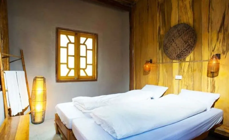 Cozy bedroom at Ban Tha Homestay with familiar decorations