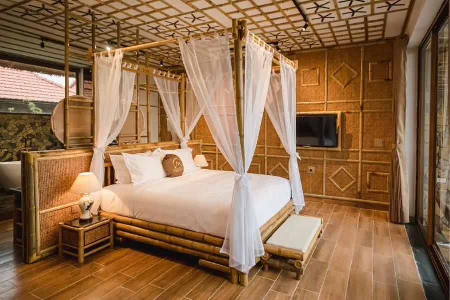 Phòng Premier Twin tại Memorina Ninh Bình Farmstay với nội thất gỗ tạo cảm giác ấm cúng và gần gũi thiên nhiên