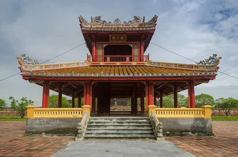 Phu Van Lau Pavilion reflecting on the poetic Perfume River