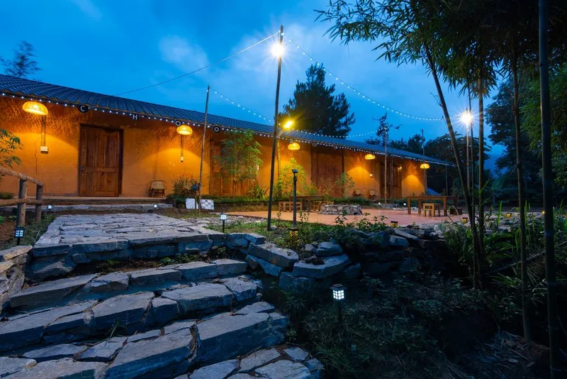Quản Bạ Chook Bungalow Homestay nhìn từ bên ngoài với kiến trúc mái ngói đặc trưng
