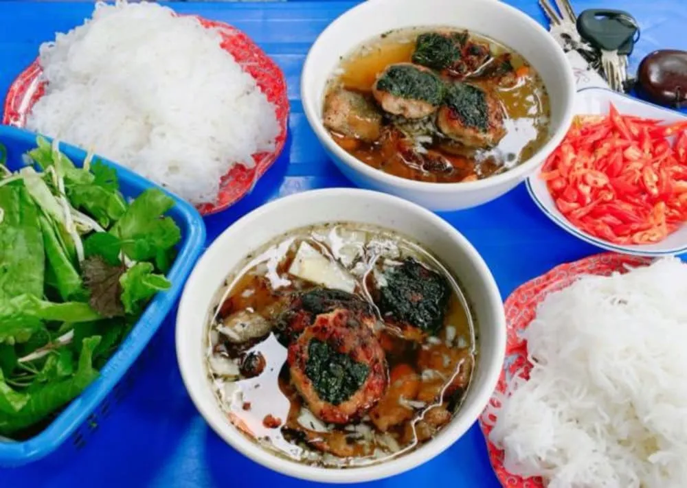 Bun Cha 41 Cua Dong attracts many diners, especially young people