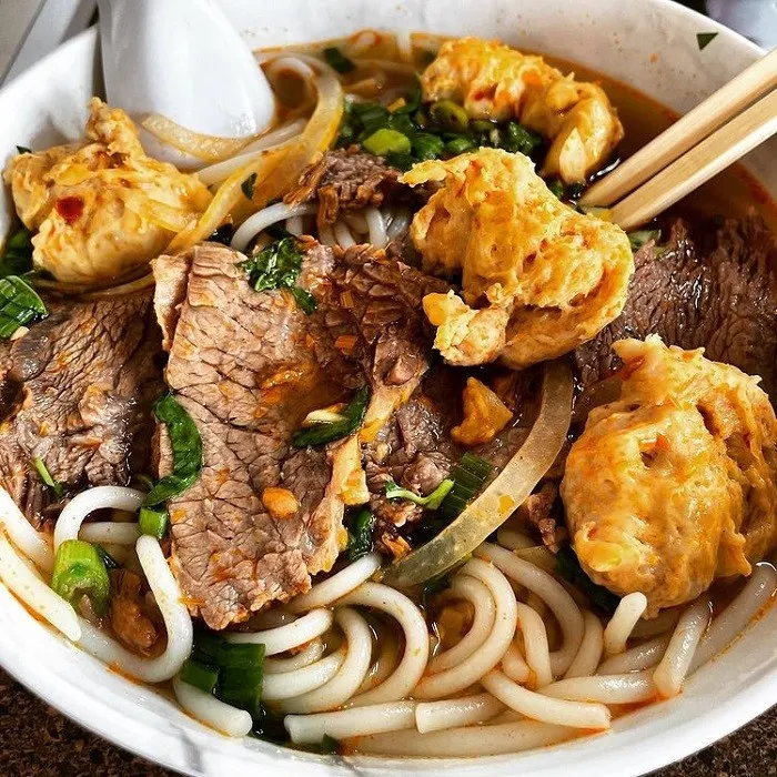 Quán bún Hẻm là điểm đến quen thuộc của người sành ăn Huế, nổi tiếng với hương vị thơm ngon khó cưỡng.