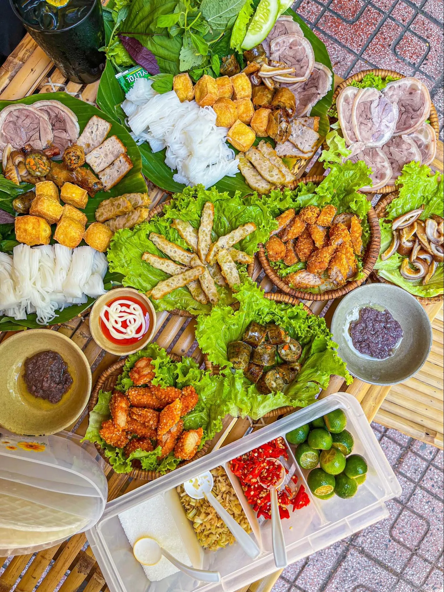 Quán Cu Ben Nha Trang, không gian thoáng đãng và món ăn vặt hấp dẫn