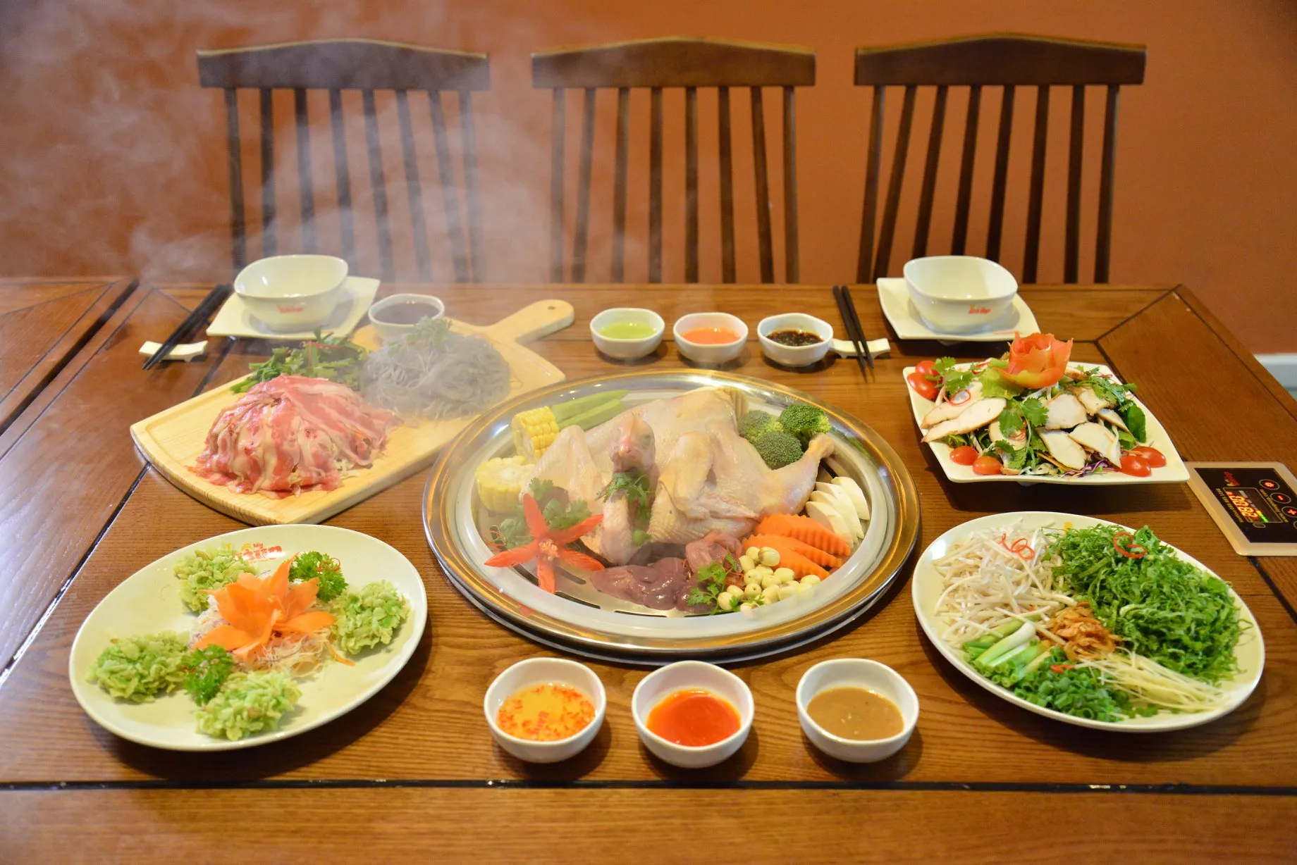 Quán lẩu gà úp với đa dạng món lẩu gà