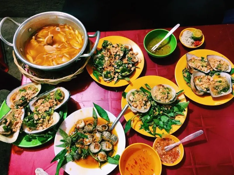 Snail restaurants, a distinctive feature of District 8 cuisine