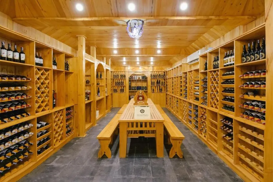 Quầy bar cạnh hồ bơi Memorina Ninh Bình Farmstay phục vụ đa dạng đồ uống và cocktail hấp dẫn