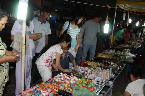 Souvenir stalls at Ha Tien Night Market