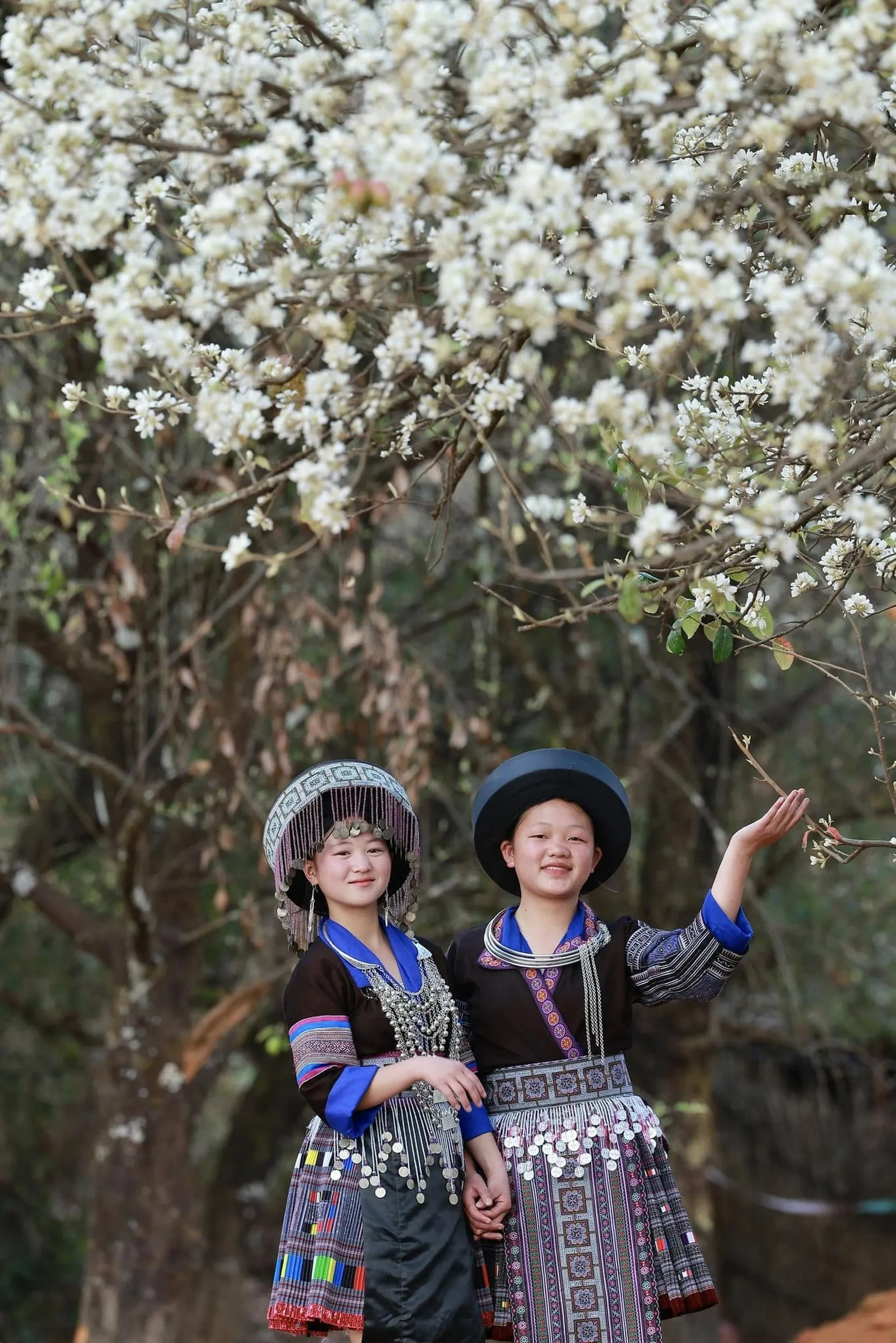Local people selling souvenirs and food to tourists in the Sơn Tra flower forest