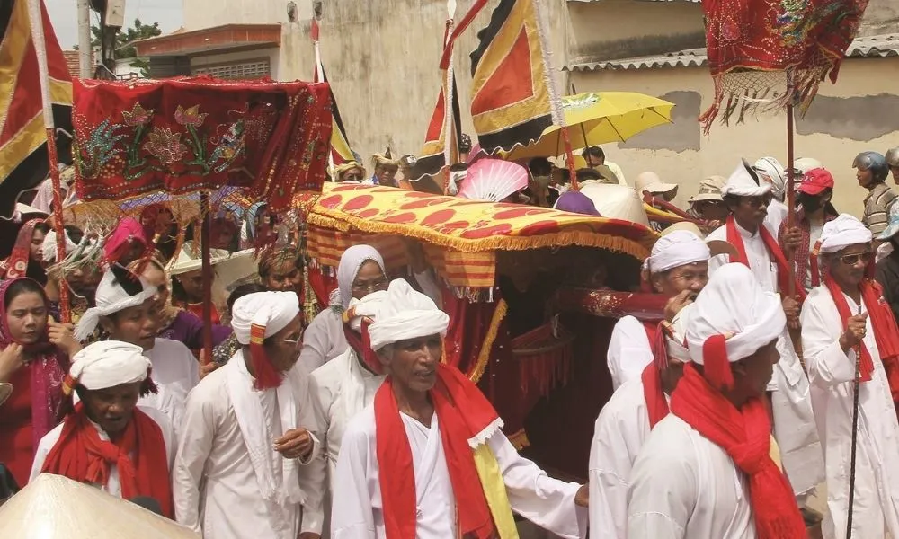 The Robe Procession Ceremony is a significant ritual on the first day of the Kate Festival